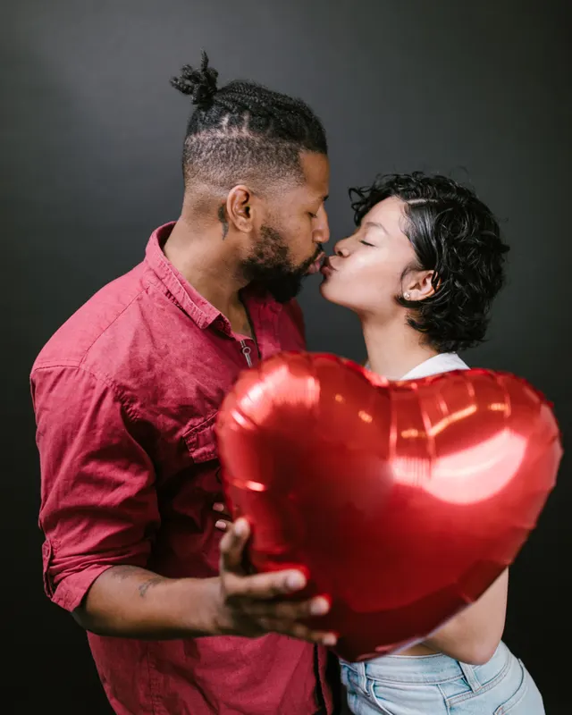 Couple amoureux avec un ballon en forme de cœur